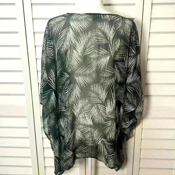 Michael Kors Palm Print V-Neck Poncho Tunic Top Size 1X Black, White & Gold - Picture 7 of 7